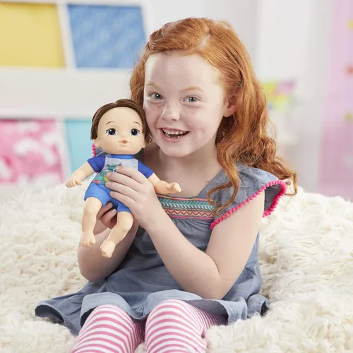 Vista 6 de Baby Alive Littles, Carry 'N Go Squad, Little Matteo Brown Hair Boy Muñeca, portador, accesorios, juguete para niños a partir de 3 años