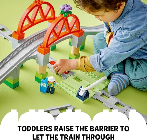 Vista 5 de LEGO DUPLO Town - Juego de expansión de puente y pistas de tren, 10 piezas adicionales de vías de tren, juego de tren para preescolar y niños