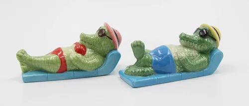 Vista 5 de Cosmos Gifts 20787 - Juego de coctelera de porcelana fina en traje de baño, bronceador solar, salero y pimentero, 4 pulgadas de largo