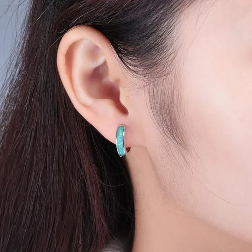 Vista 3 de CiNily Aretes Huggie de ópalo con bisagras, chapados en oro, hipoalergénicos, pequeños aretes de aro para mujeres, adolescentes, niñas, hombres