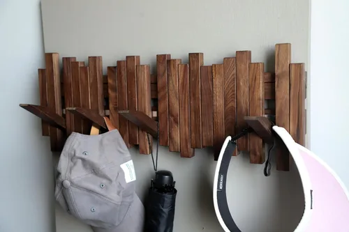 Vista 3 de Perchero de madera natural para piano de pared Perchero de pared Perchero de pared abatible con 5 ganchos Gancho de arte para pared