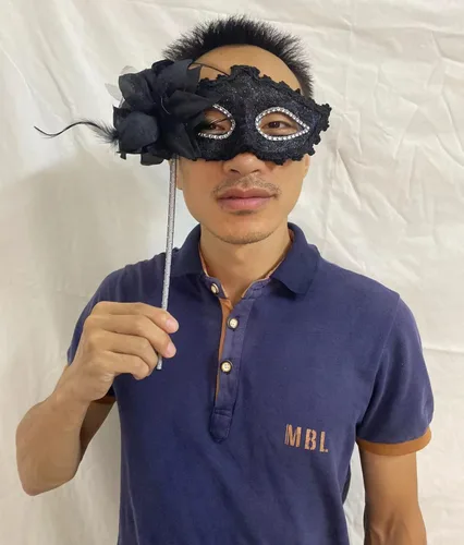 Vista 4 de AZYOUNG Máscaras de mascarada para mujer, con plumas, laterales, pétalos, flores, pétalos, máscara de encaje de mano con palo