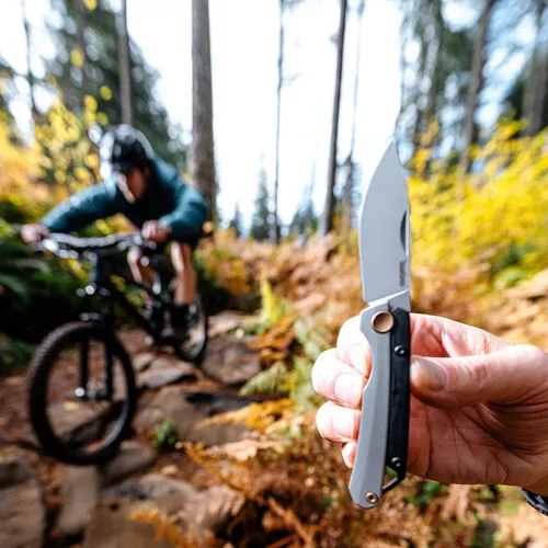 Vista 2 de Kershaw Esteem - Cuchillo de bolsillo plegable, hoja de acero inoxidable con cuentas de 2.5 pulgadas, mango negro y plateado con retenes de bronce