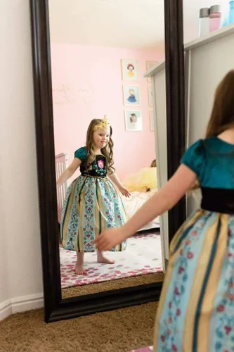 Vista 8 de Little Adventures Disfraz de coronación de princesa alpina (para edades medianas de 3 a 5 años), lavable a máquina, vestido de fiesta para niños sin