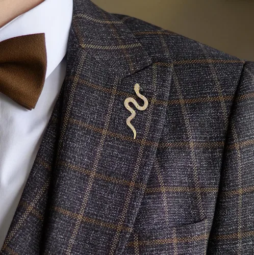 Vista 7 de Broches dorados de serpiente para mujeres y hombres, alfileres de solapa esmaltados de serpiente, accesorios de diamantes de imitación, poderosos