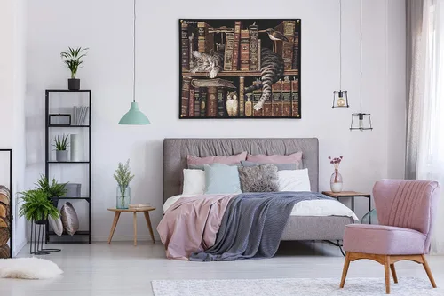 Vista 3 de Frederick the Literate por Charles Wysocki Tapiz tejido para colgar Fantástico atigrado dormido en estantería – Divertido regalo para amantes