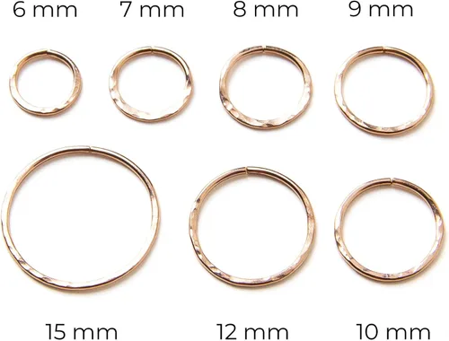 Vista 3 de Pequeños aros chapados en oro rosa martillado, mini aretes de aro, aretes de aro Huggie