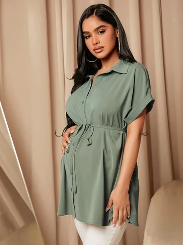 Vista 4 de OYOANGLE Blusa de trabajo de manga corta con cinturón y cuello frontal con botones para mujer