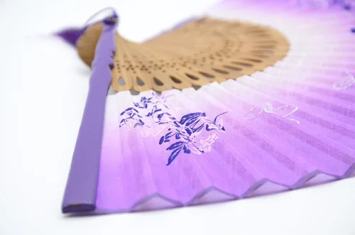 Vista 5 de OMyTea abanicos de mano de seda con marco de bambú para mujer de 8,27 pulgadas (21 cm), con estuche de tela protector para regalo, estampado