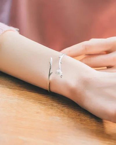 Vista 2 de Jeeless Sakura - Pulsera de apertura ajustable de plata de ley 925