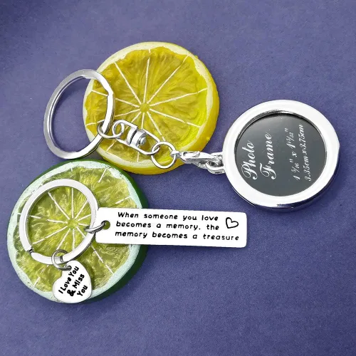 Vista 4 de Juego de llaveros de marco de fotos conmemorativo con texto en inglés "When Someone You Love Becomes a Memory Keychain Miss You" (2 unidades)