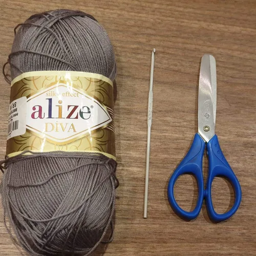 Vista 3 de Alize Diva Silk Effect 100% hilo acrílico de microfibra, 1 madejas de bola de 3.53 oz 383 yardas de color (110 - amarillo)