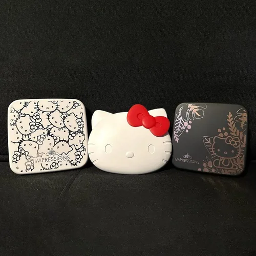 Vista 4 de Impressions Vanity Hello Kitty Espejo Compacto Superlindo con Interruptor de Sensor Táctil para Brillo Ajustable, Espejo de Maquillaje Iluminado