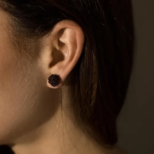 Vista 3 de Aretes de plata de ley con rosa de ámbar báltico auténtico, hechos a mano con ámbar báltico auténtico Cereza