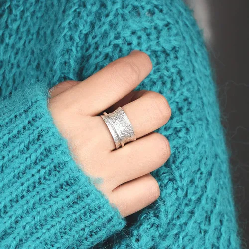 Vista 2 de Boho-Magic Anillo giratorio de plata de ley 925 para mujer, anillo martillado para inquietos, banda ancha