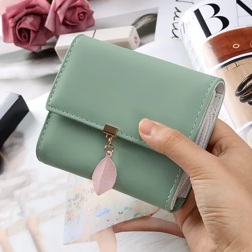 Vista 52 de UTO - Cartera pequeña RFID de piel sintética con dije de hoja, cierre de cremallera y tarjetero.