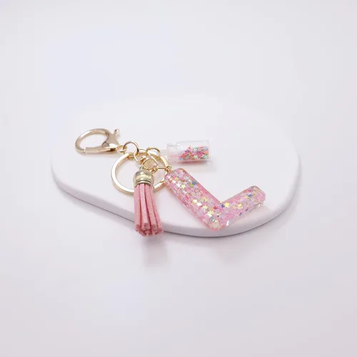 Vista 4 de Mlouye Llaveros coloridos con letras de estrella para mujeres y niñas, lindas resinas de la A a la Z, letras del alfabeto con borla para llaves