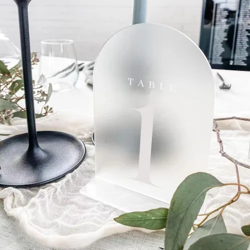Vista 3 de Números de mesa de arco esmerilado para recepción de boda, paquete de 10 piezas de 5x7" Signos acrílicos de arco esmerilado con soporte, números