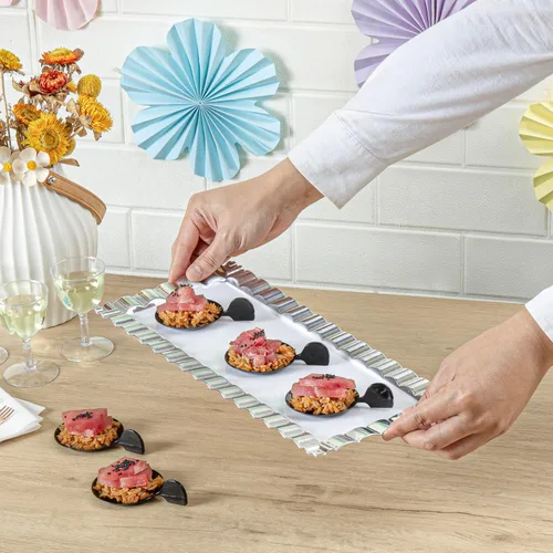 Vista 5 de Restaurantware Platos de postre de 3.7 x 2.5 pulgadas, 100 platos de cóctel pequeños, platos desechables de plástico negro únicos en forma de pez