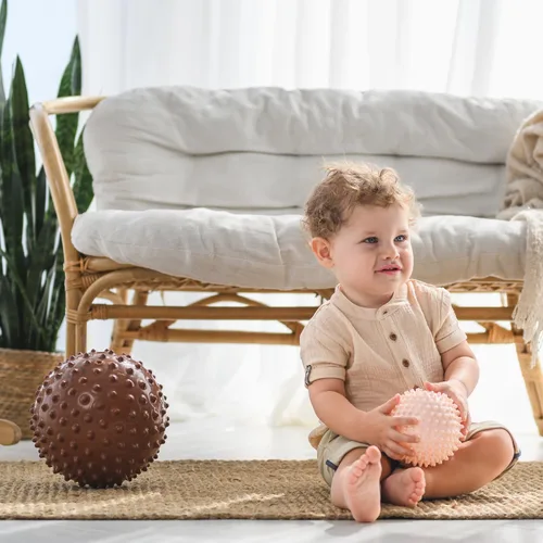Vista 4 de Edushape Pelota sensorial original, bola de bebé de 7 pulgadas para el desarrollo de habilidades motoras gruesas en niños de 6 meses en adelante
