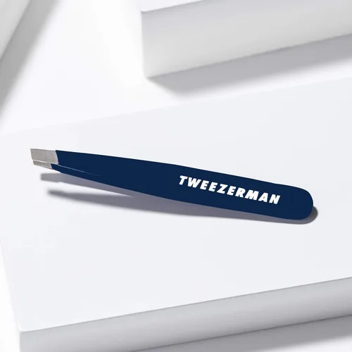 Vista 5 de Tweezerman Mini pinzas inclinadas exclusivas de noche azul