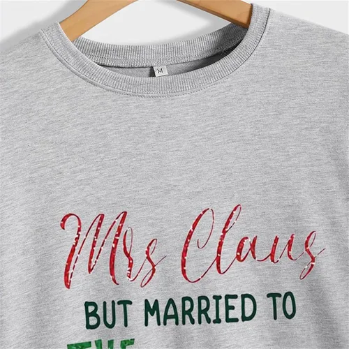 Vista 4 de Sudadera de manga larga con texto en inglés "Mrs. Claus But Married to The Grinch para mujer