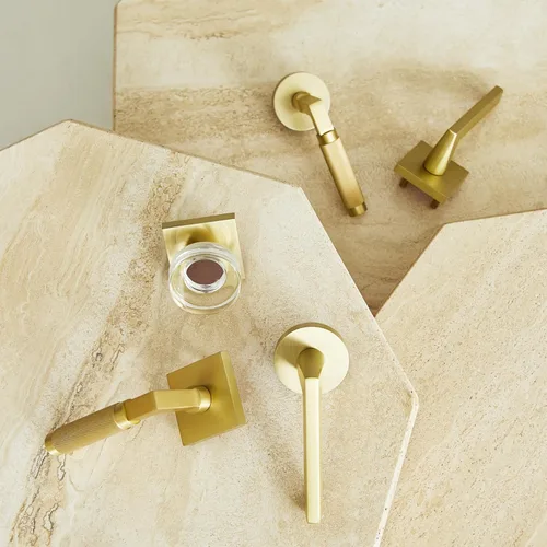Vista 5 de Explore Hardware Palanca de puerta de paso de latón macizo champán, oro satinado para puertas de pasillo o armario