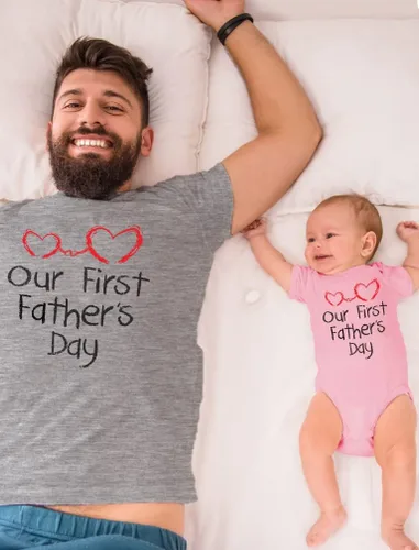 Vista 3 de Our First Father's Day - Conjunto de body para bebé y camiseta para hombre que hacen juego