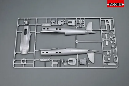 Vista 4 de Roden Heinkel He 111A - Kit de modelo de avión bombardero alemán