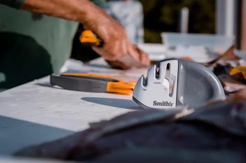 Vista 4 de Smith's 51003 Diamond Edge Grip™ MAX Afilador de 2 etapas - Blanco - Compacto - Base antideslizante - Agarre V patentado - Afilar cuchillos