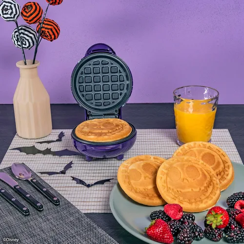 Vista 4 de Uncanny Brands Nightmare Before Christmas Jack Skellington Mini waflera - Pequeño aparato de cocina