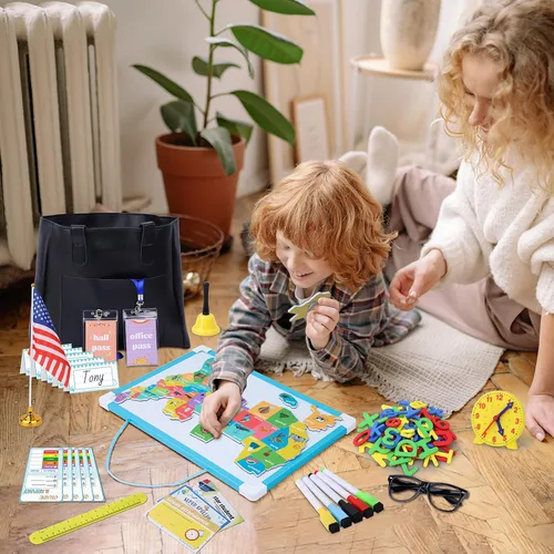 Vista 6 de Juegos de simulación escolar de Gifts2U para niños - Con bolsa de maestra, pizarra, reloj educativo, carteles educativos y suministros de juguetes