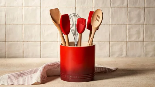 Vista 5 de Le Creuset Stoneware Signature Utensil Crock, 2.7 cuartos de galón., Cerise