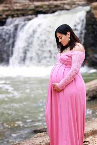Vista 3 de Molliya - Vestido largo de maternidad de encaje y hombros descubiertos Maxi vestido elegante elástico, para baby shower y sesión de fotografías