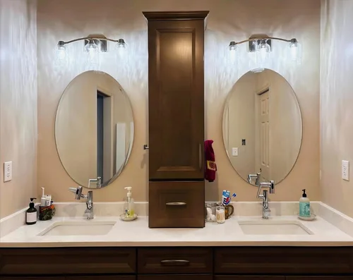 Vista 2 de Espejo de pared ovalado sin marco: Espejo decorativo elíptico de vidrio espejado para tocador con borde plateado biselado para baño, dormitorio