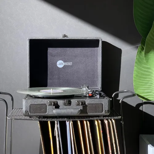 Vista 7 de Arkrocket Curiosity II Tocadiscos Bluetooth Retro de maleta de 3 velocidades con bocinas integradas y cartucho de imán móvil (Negro)