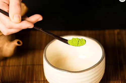 Vista 3 de Chashaku japonés 2 piezas x cuchara de bambú matcha (bambú dorado y negro) para medir el polvo de té verde Matcha Cuchara para ceremonia de té