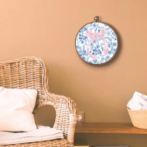 Vista 6 de Yorhifa Grandmillennial - Arte de pared enmarcado con lazo rosa coqueta, arte de pared redondo de chinoiserie azul y blanco, decoración de paredes