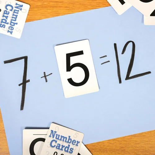 Vista 4 de Learning Advantage Tarjetas de números 0-9 Negro Juego de 50 Reconocimiento de números de práctica Recurso de aula