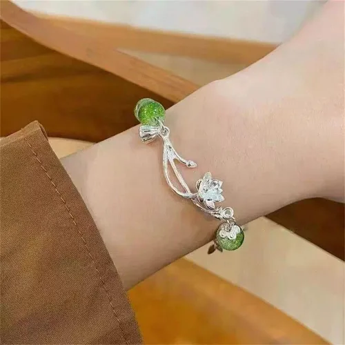 Vista 2 de Nyx&lvy Juego de pulseras de cuentas de cristal verde jade con dije, colección de 3 piezas, cadena dorada