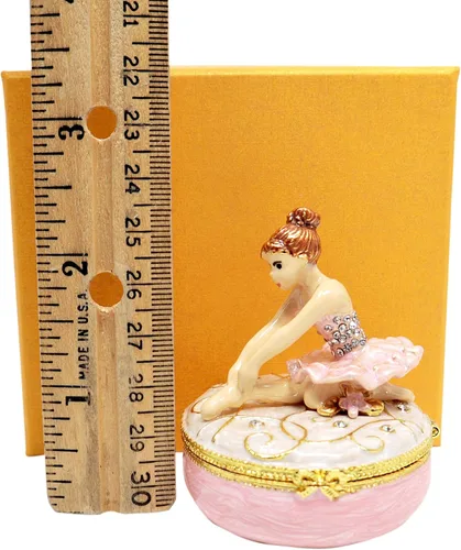 Vista 3 de Caja de joyería de bailarina rosa con texto en inglés "Bejeweled