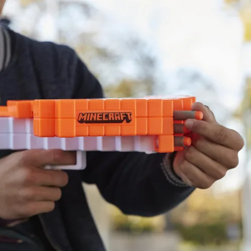 Vista 4 de Ballesta de dardos Nerf Minecraft Pillager, incluye 3 dardos Elite, acción real de ballesta, juguetes para niños y niñas de 8 años en adelante