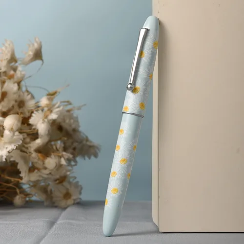 Vista 8 de HONG DIAN C3 Pluma Estilográfica, Plumín de Iridio Extra Fino Suave con Tallado de Nudo Chino, Diseño de Pintura Azul Claro y Margarita Pequeña