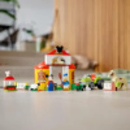 Vista 6 de LEGO Disney Mickey and Friends Mickey Mouse & Donald Duck's Farm 10775 Kit de construcción; un juego creativo para niños; nuevo 2021 (118 piezas)
