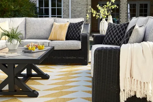Vista 19 de Signature Design by Ashley Beachcroft - Sofá resistente a la intemperie con tela casual para interiores/exteriores con cojín y 2 cojines Negro