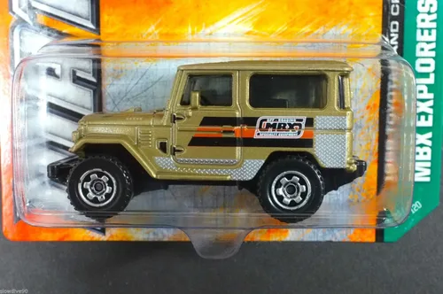 Vista 2 de Matchbox 2013 MBX Explorers 1968 Toyota Land Cruiser FJ40 Oro