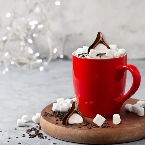 Vista 5 de Christmas 2023 Edición Limitada Besos de chocolate caliente de cacao con crema de malvavisco, rellenos de tazón de caramelo navideño, 9 onzas