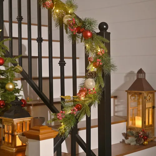 Vista 5 de Valery Madelyn - Guirnalda de Navidad de 1,8 m preiluminada con luces para manto, guirnalda navideña iluminada para exteriores con bolas rojas