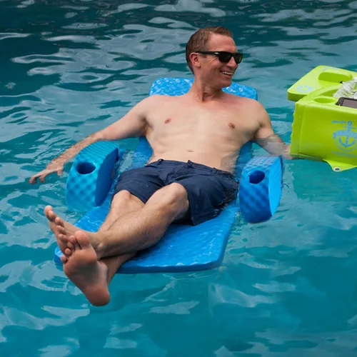 Vista 7 de TRC Recreation Baja II - Flotador plegable de espuma para piscina, tumbona flotante portátil con 2 portavasos para artículos esenciales de playa