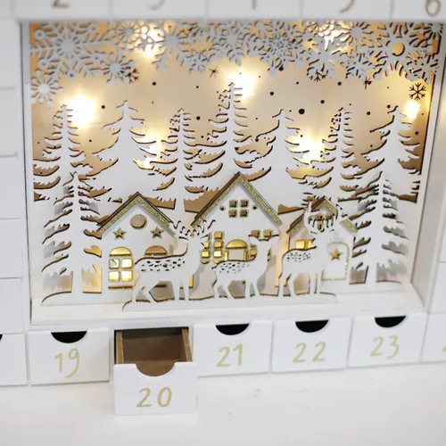 Vista 4 de Calendario de Adviento de madera de Navidad con 24 cajones para llenar pequeños regalos, escena de Navidad con luces LED, cuenta regresiva